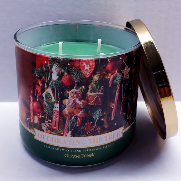 Goose Creek DECORATING THE TREE Large 3-Wick Scented Candle, 14.5 oz - Picture 2 of 5